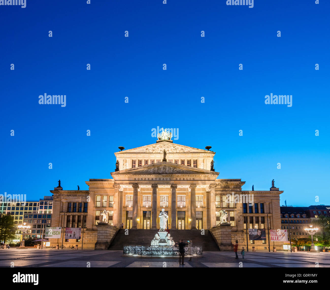 Konzerthaus in der Nacht auf dem Gendarmenmarkt Square in Mitte Berlin Deutschland Stockfoto
