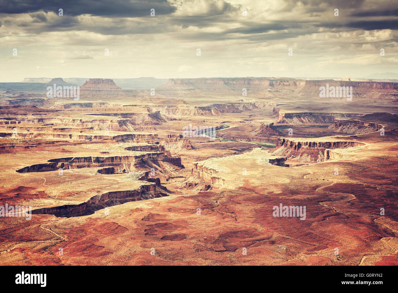 Alter Film stilisiert Wüstenlandschaft im Canyonlands National Park, Insel im Großraum Himmel, Utah, USA. Stockfoto