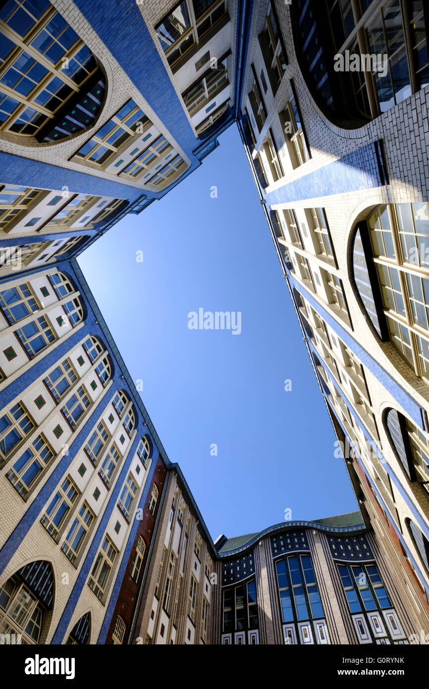 Blickte zu reich verzierten Altbauten aus Hof am Hackeschen Hofe in Mitte Berlin Deutschland Stockfoto