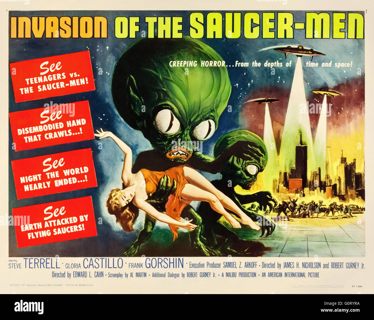 "Invasion der Untertasse-Men" (1957) unter der Regie von Edward L. Cahn und Darsteller Steven Terrell, Gloria Castillo und Frank Gorshin. Siehe Beschreibung für mehr Informationen. Stockfoto