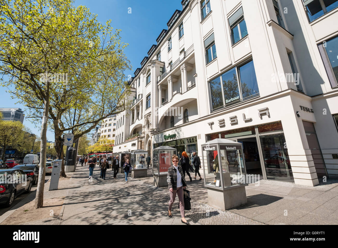 Traditionelle Architektur der Geschäfte am berühmten Kurfürstendamm, Kudamm, Einkaufsstraße in Charlottenburg, Berlin Deutschland Stockfoto