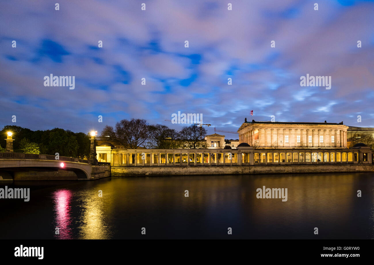Nachtansicht der alten Nationalgalerie auf der Museumsinsel (Museum Insel) über Spree Fluss Mitte Berlin Deutschland Stockfoto