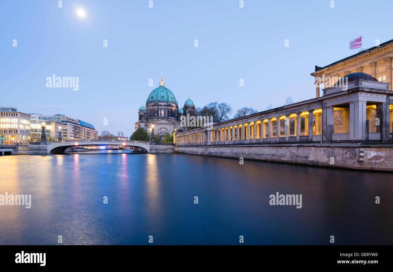 Blick auf die Museumsinsel (Museum Insel) über Spree Fluss mit Berliner Dom oder Dom nach hinten Mitte Berlin Deutschland Stockfoto