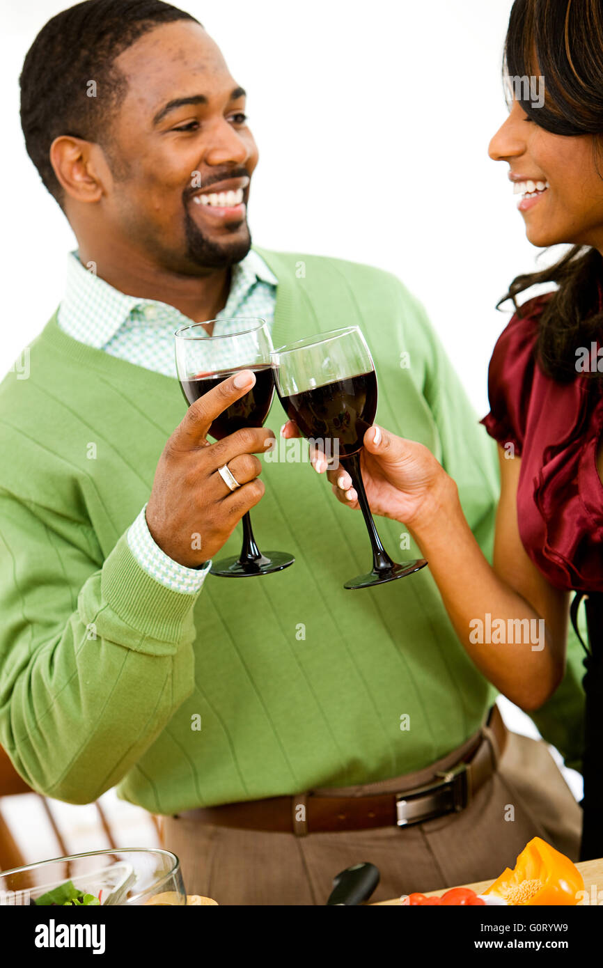 Umfangreiche Serie mit einem jungen afroamerikanischen paar mit einem romantischen Abendessen. Stockfoto