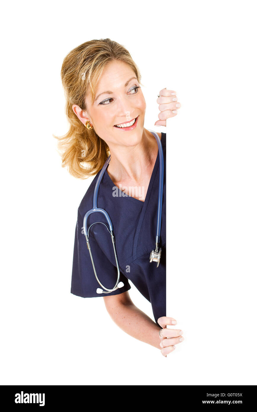 Frauen als Arzt in Scrubs mit Stethoskop in verschiedenen Posen, isoliert auf weiss. Stockfoto