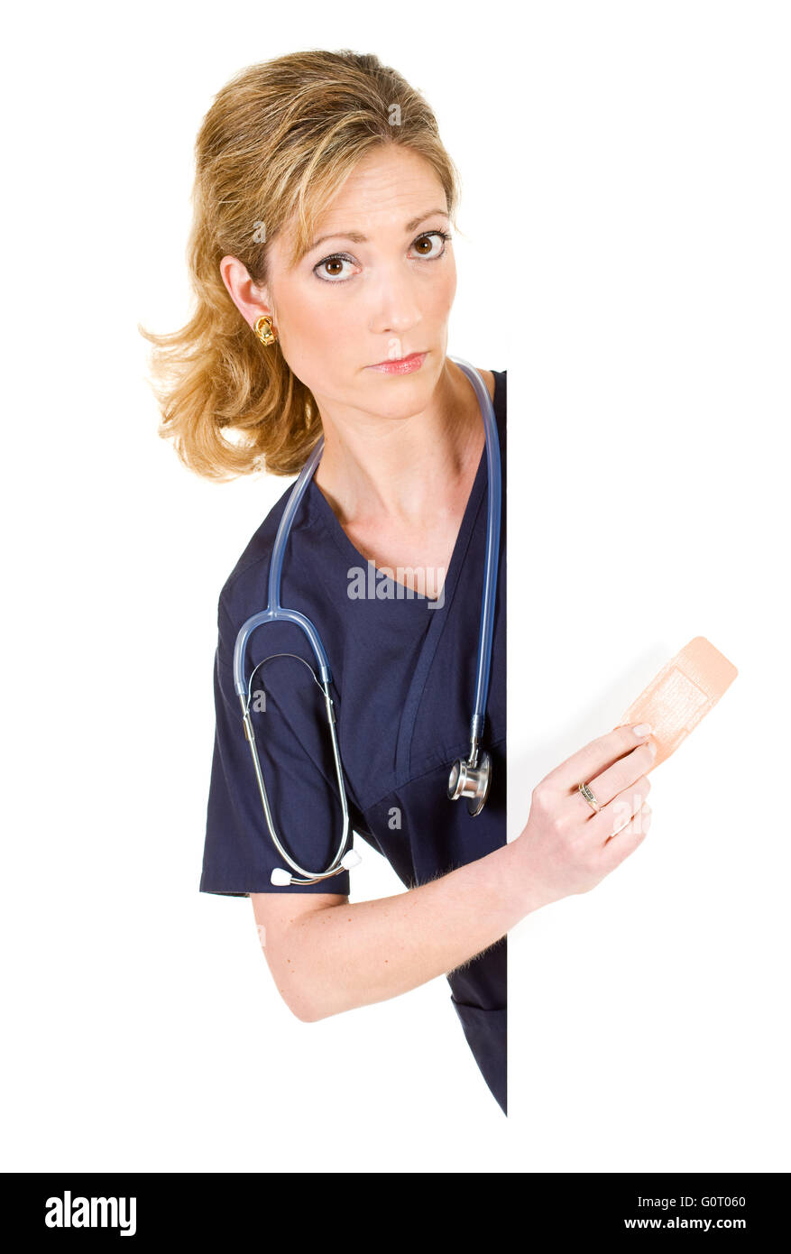 Frauen als Arzt in Scrubs mit Stethoskop in verschiedenen Posen, isoliert auf weiss. Stockfoto