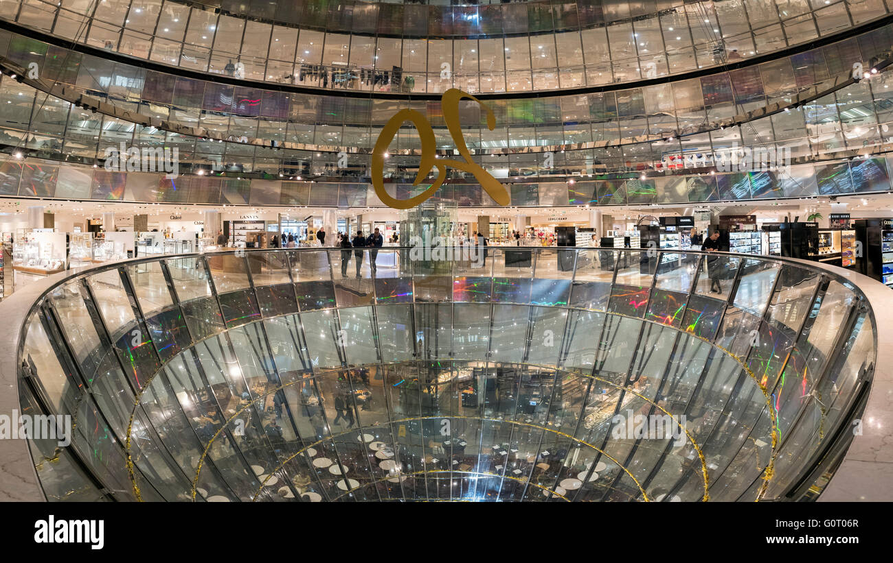 Innere des gehobenen Einkaufszentrum der Galeries Lafayette in Berlin Stockfoto
