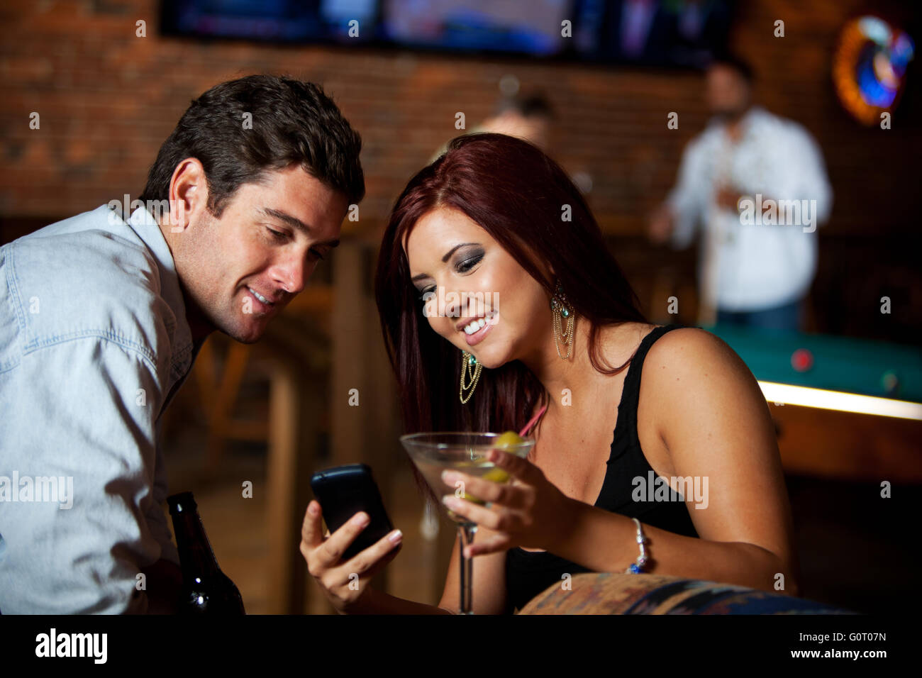 Mann und hübsche Frau in einer Bar zu interagieren. Stockfoto