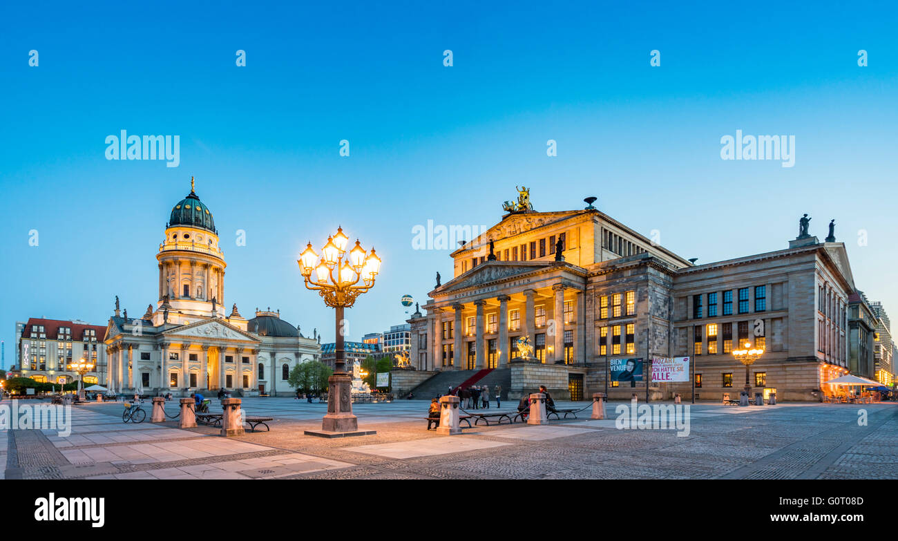 Aussicht auf den Gendarmenmarkt Square am Abend in Mitte Berlin Deutschland Stockfoto