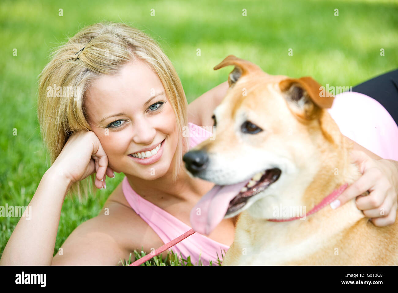Serie mit Mädchen gehen und spielen in einem Park im Frühjahr, mit einem Hund. Stockfoto