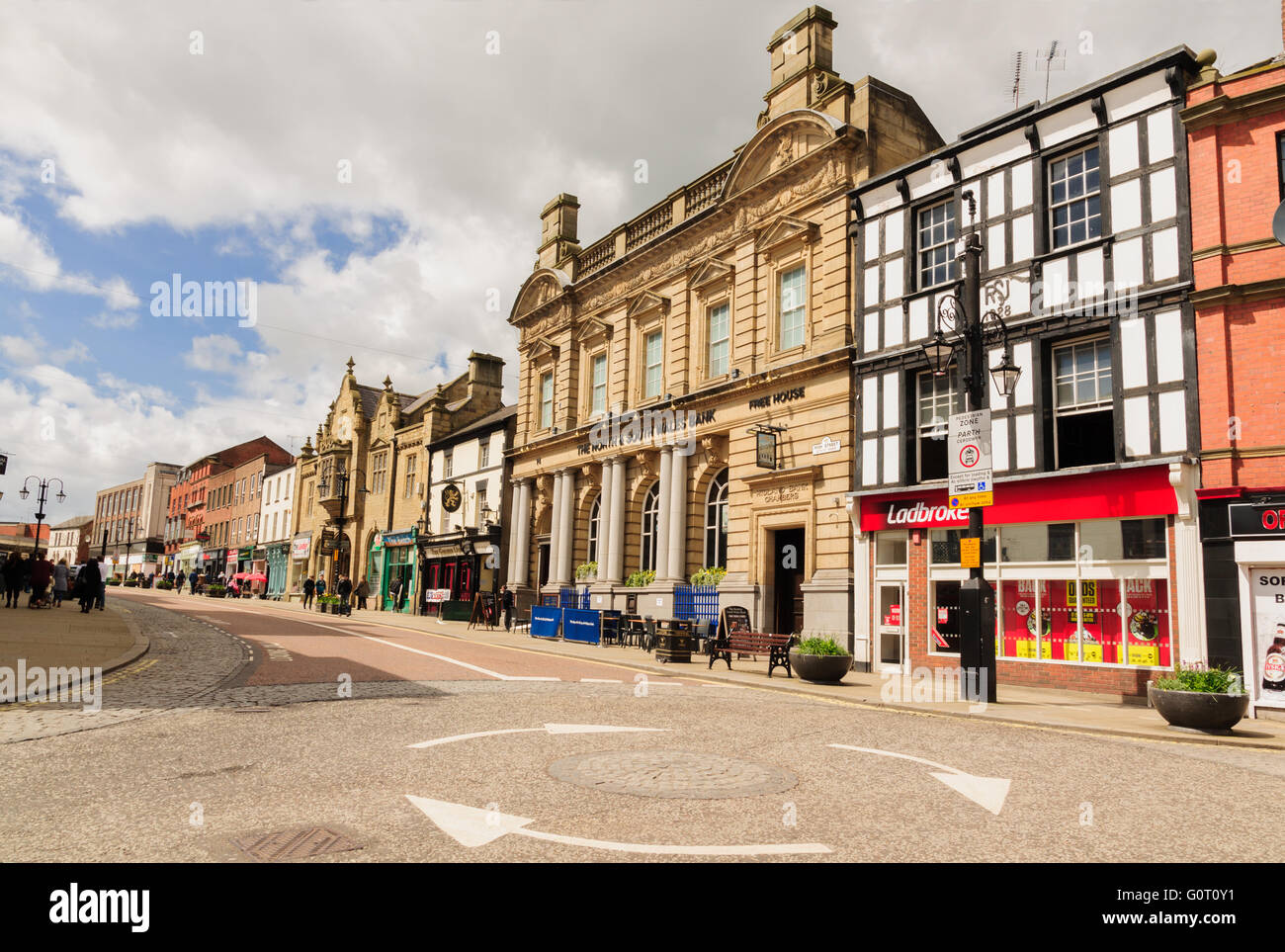 Die High Street im Stadtzentrum von Wrexham zeigt es vielfältigen historischen Gebäuden, einschließlich der ehemaligen Midland Bank jetzt ein pub Stockfoto