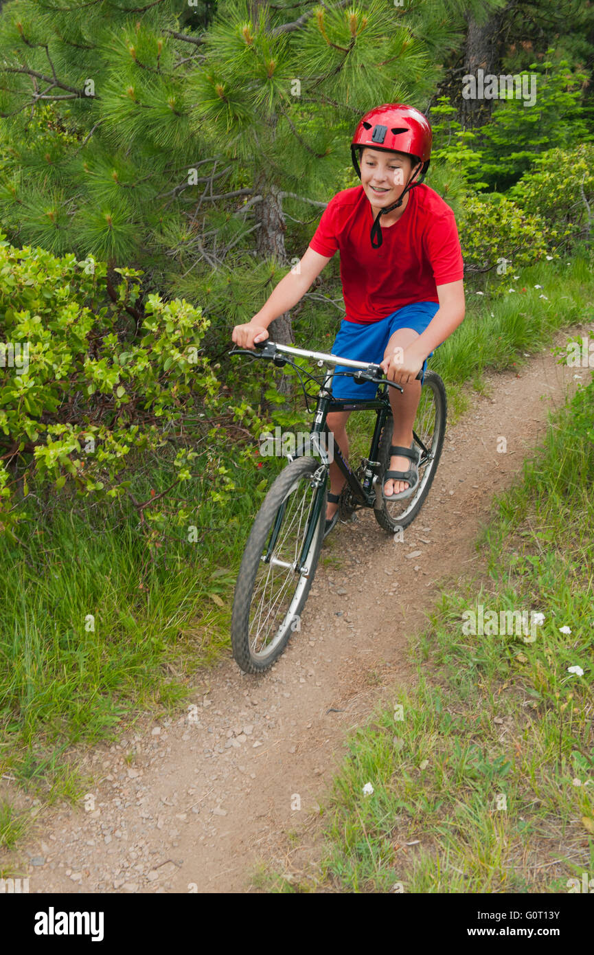 12-Year-Old Theo Braibish Mountain-biking, fünf Meile Butte, Mt. Hood, Oregon Stockfoto