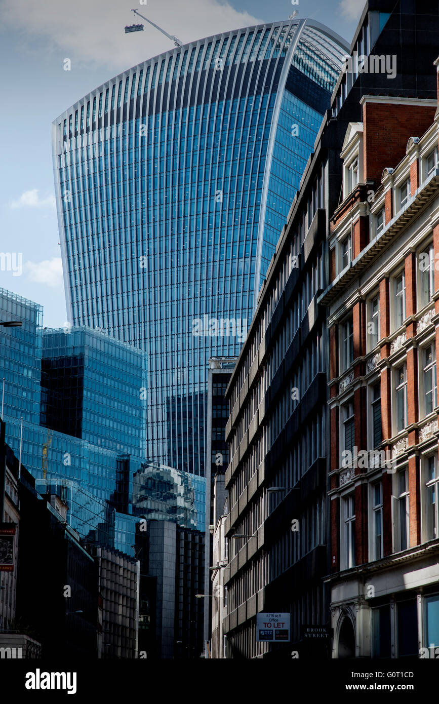 City of London, London, England, UK. 19. April 2016 Walkie Talkie Gebäude richtig bekannt als 20 Fenchurch Street ist ein kommerzieller Wolkenkratzer in London, das seinen Namen von seiner Adresse auf Fenchurch Street im historischen Bankenviertel City of London. Es hat den Spitznamen "The Walkie-Talkie" wegen seiner markanten Form. [3] der Bau wurde im Frühjahr 2014 abgeschlossen, und die obersten Etage "Sky Garden" wurde im Januar 2015 eröffnet. [4] das 34-geschossige Gebäude ist 160 m (525 ft) hoch, so dass es das fünfte höchste Gebäude in der City of London und dem 13. höchste in London. Stockfoto
