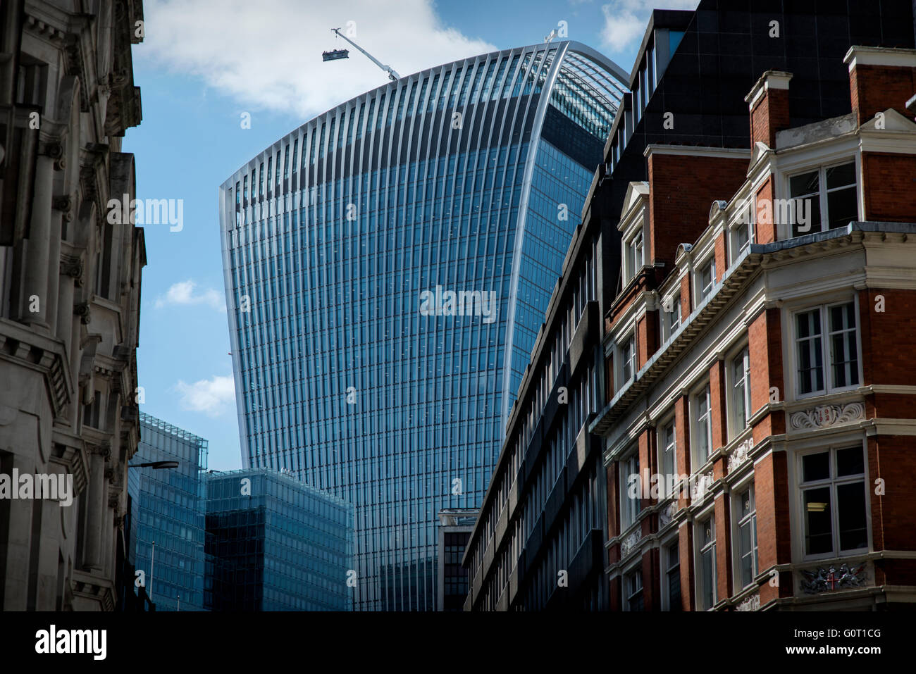 City of London, London, England, UK. 19. April 2016 Walkie Talkie Gebäude richtig bekannt als 20 Fenchurch Street ist ein kommerzieller Wolkenkratzer in London, das seinen Namen von seiner Adresse auf Fenchurch Street im historischen Bankenviertel City of London. Es hat den Spitznamen "The Walkie-Talkie" wegen seiner markanten Form. [3] der Bau wurde im Frühjahr 2014 abgeschlossen, und die obersten Etage "Sky Garden" wurde im Januar 2015 eröffnet. [4] das 34-geschossige Gebäude ist 160 m (525 ft) hoch, so dass es das fünfte höchste Gebäude in der City of London und dem 13. höchste in London. Stockfoto