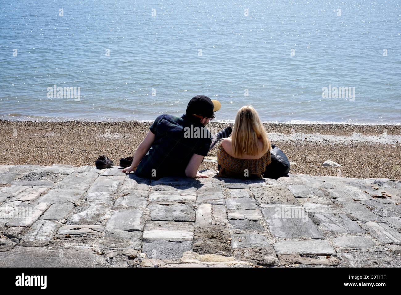 junges Paar sitzt am Meer Promenade Southsea England uk Stockfoto