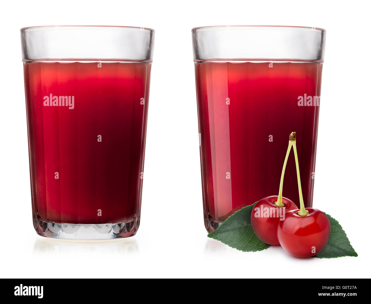 Facettierte Gläser mit Kirschsaft. Ein Glas allein mit Beeren im Vordergrund. Separate Beschneidungspfade für jedes Glas für Stockfoto