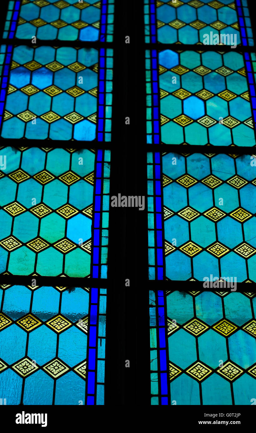 Hohen farbigen Glasfenster Vitrage genannt. Stockfoto