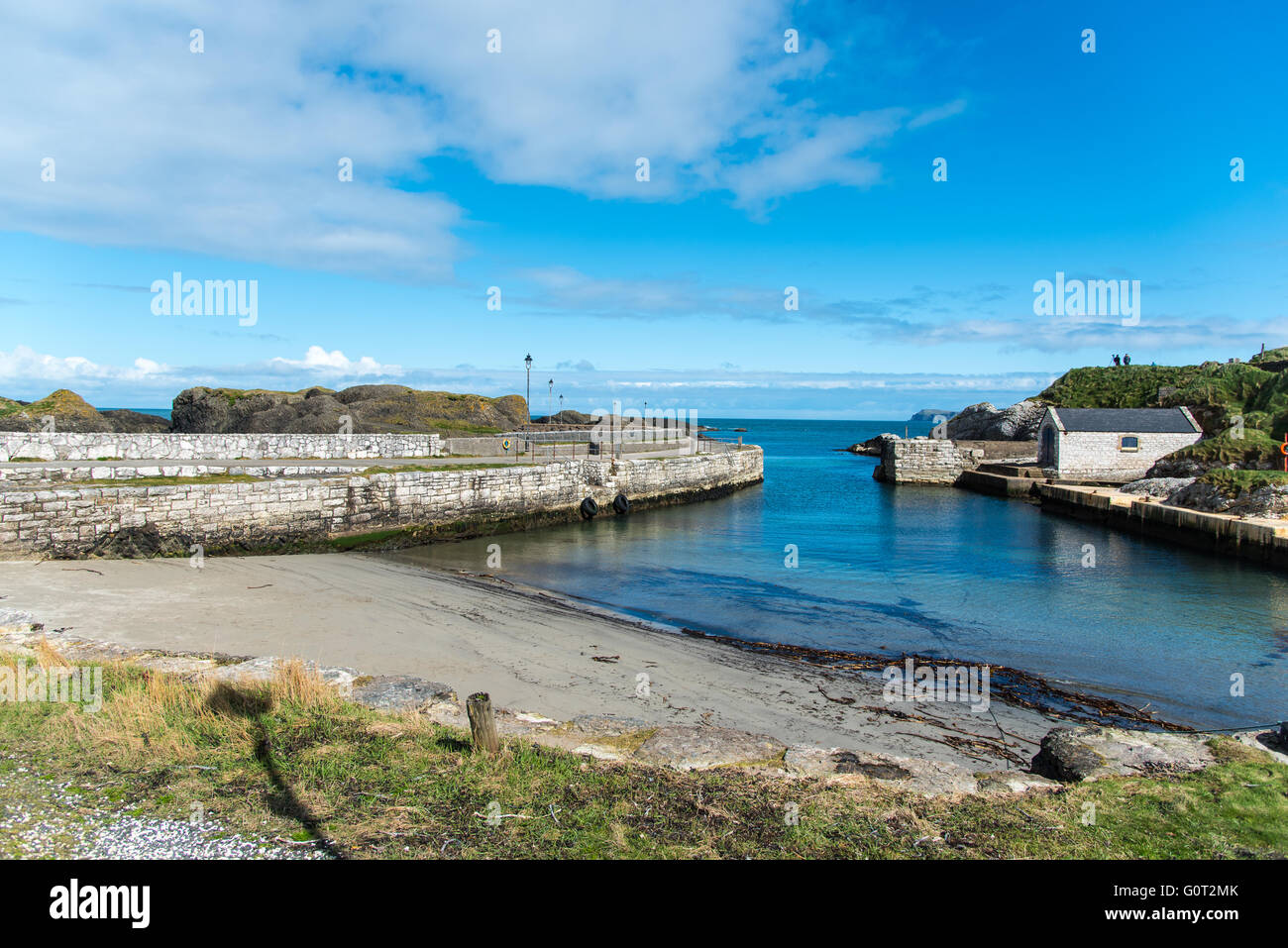 Ballintoy, Antrim, Nordirland. Der Hafen und der Strand sind in mehreren Episoden von Game of Thrones gekennzeichnet. Stockfoto