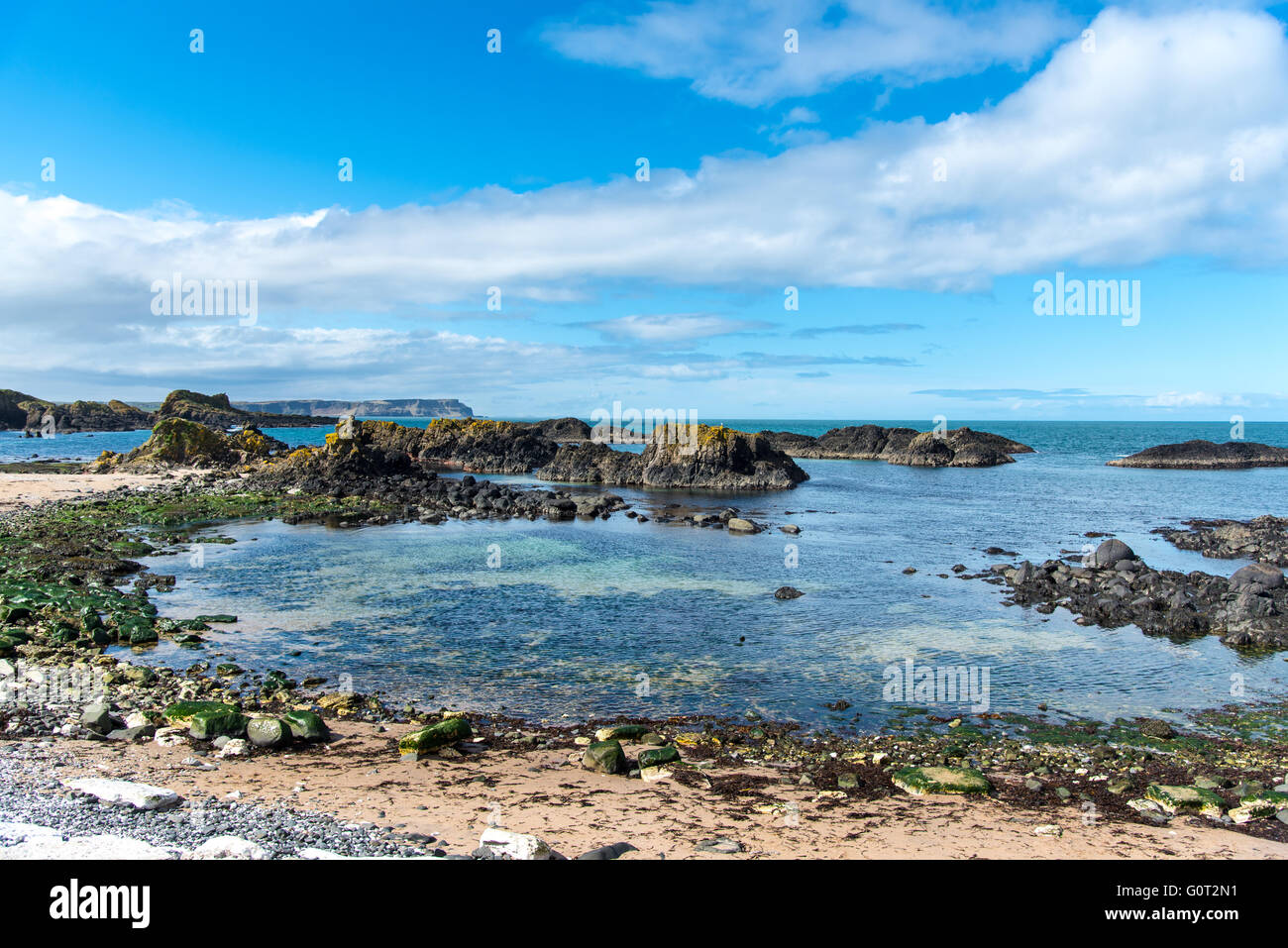Ballintoy, Antrim, Nordirland. Der Hafen und der Strand sind in mehreren Episoden von Game of Thrones gekennzeichnet. Stockfoto