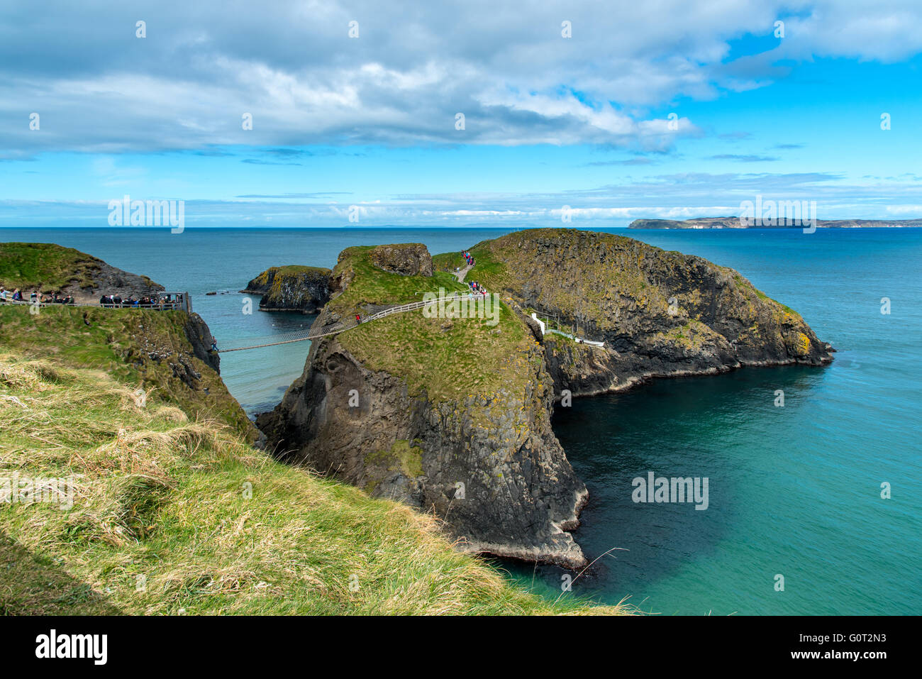 COUNTY ANTRIM, Nordirland - 5. April 2016: Carrick-a-Rede, mit Rathlin Island in der Ferne. Stockfoto