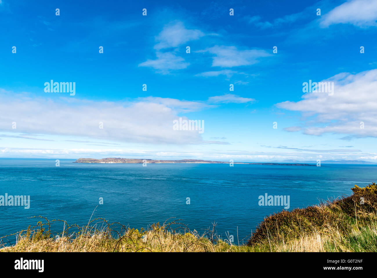Rathlin Island, gesehen von der Küste von Antrim. Stockfoto