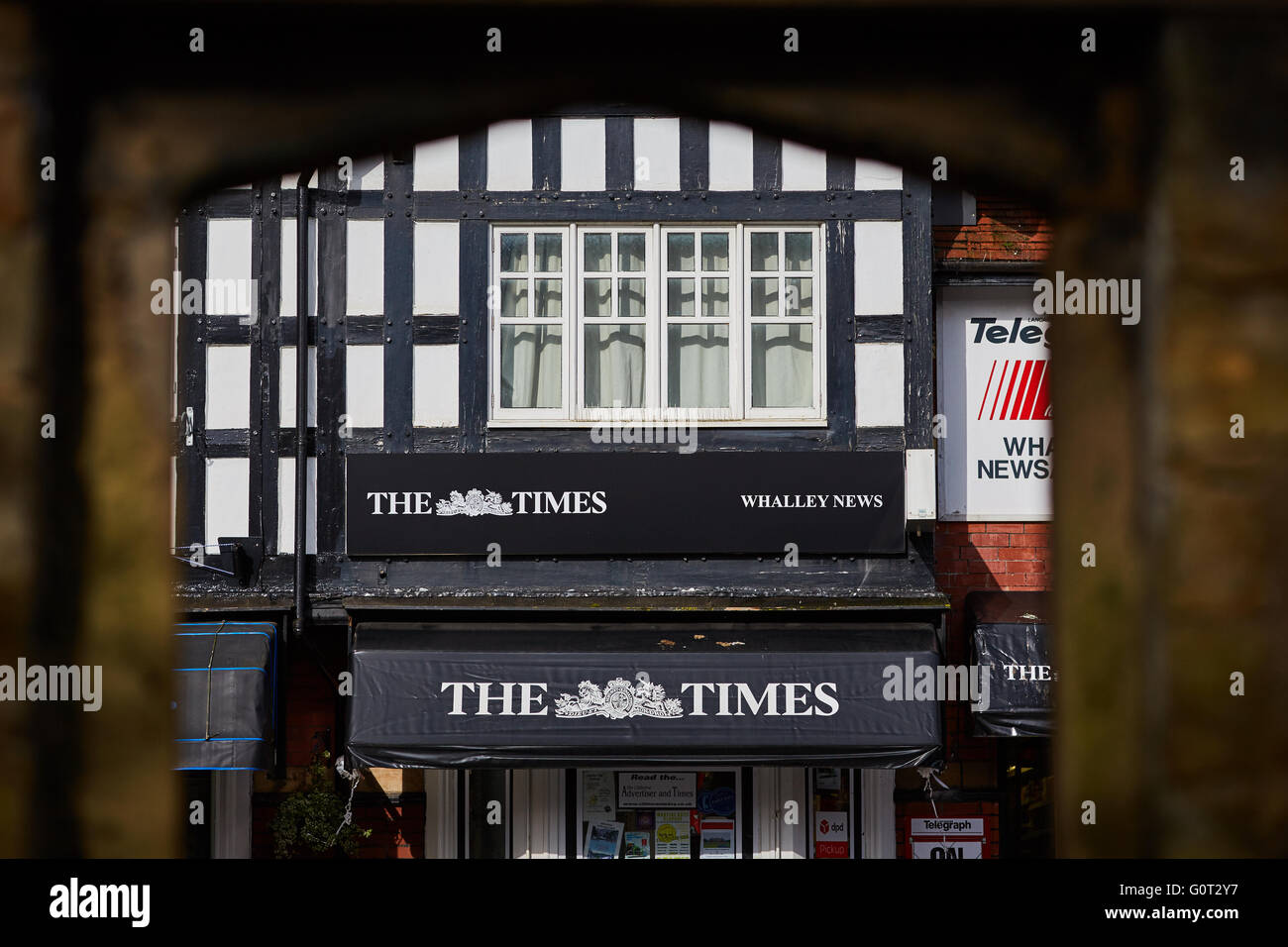 Whalley ein großes Dorf in Ribble Valley an den Ufern des Flusses Calder in Lancashire.   King Street wichtigsten Zeitungsladen Baldachin Tim Stockfoto