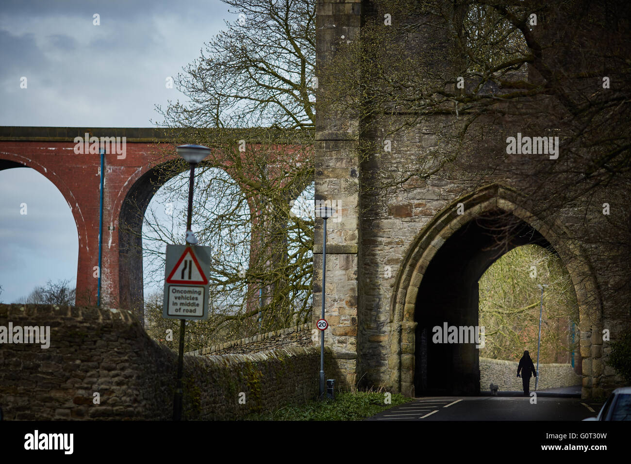 Whalley ein großes Dorf in Ribble Valley an den Ufern des Flusses Calder in Lancashire.  Whalley Gateway Ruinen Torbogen Fahrt ca Stockfoto