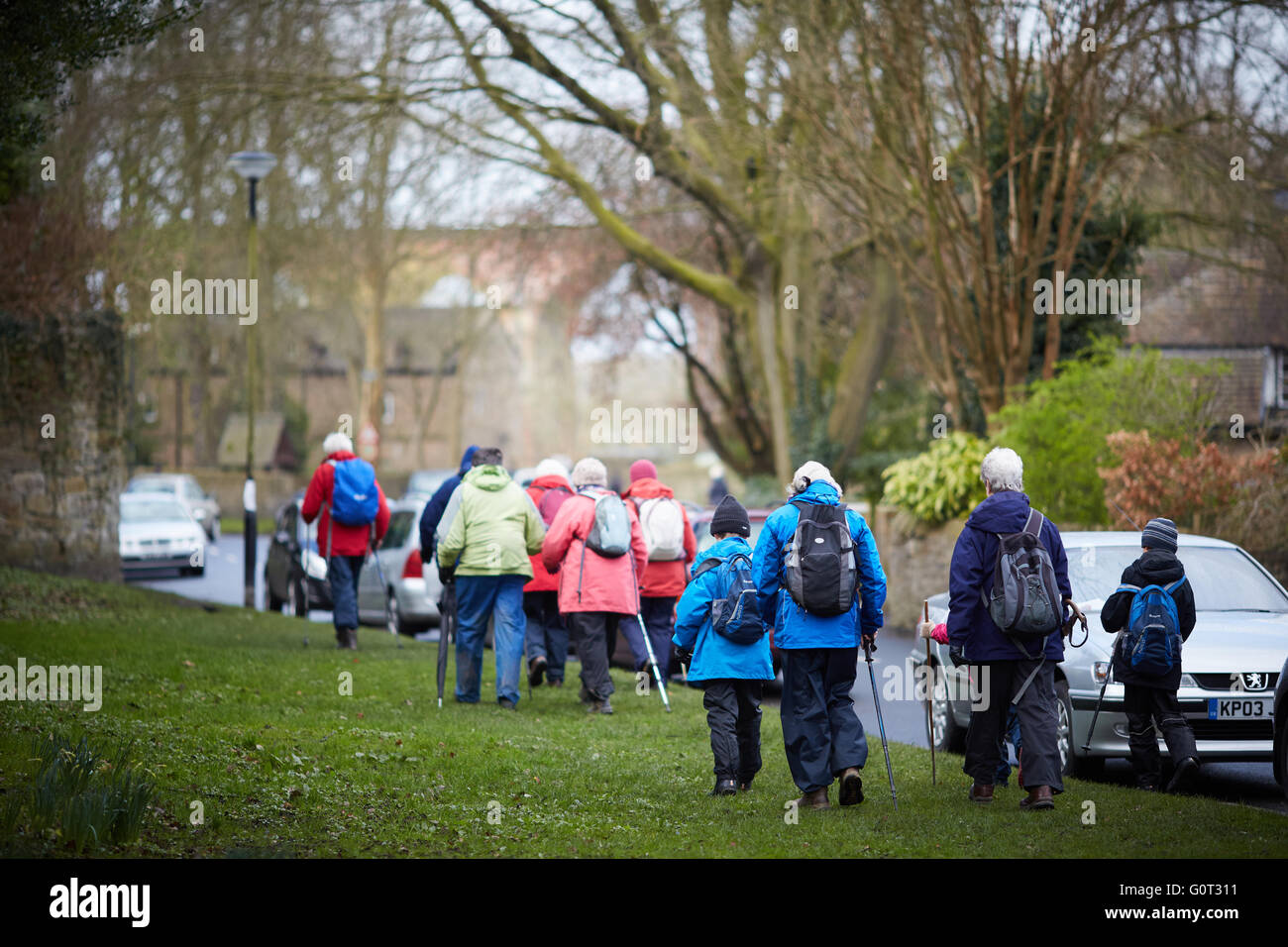 Whalley ein großes Dorf in Ribble Valley an den Ufern des Flusses Calder in Lancashire. Wanderer auf den Weg Wetter Regen waterproo Stockfoto