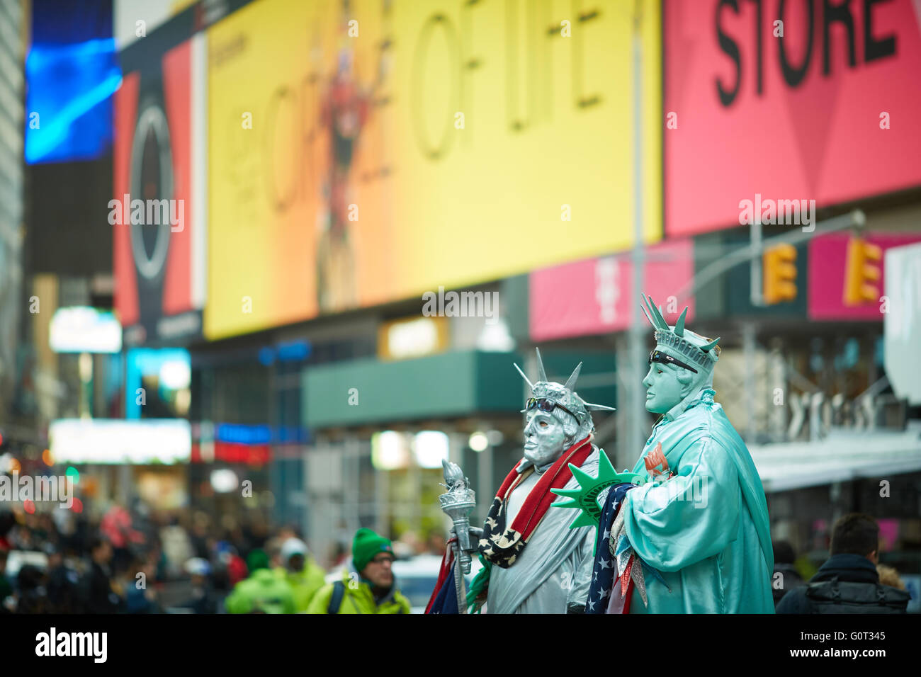 New York Times Square Bettlerfamilie für Obdachlose, die verzweifelten Armen im Kostüm als Freiheitsstatue 2 benötigen Geld betteln paar zwei dou Stockfoto