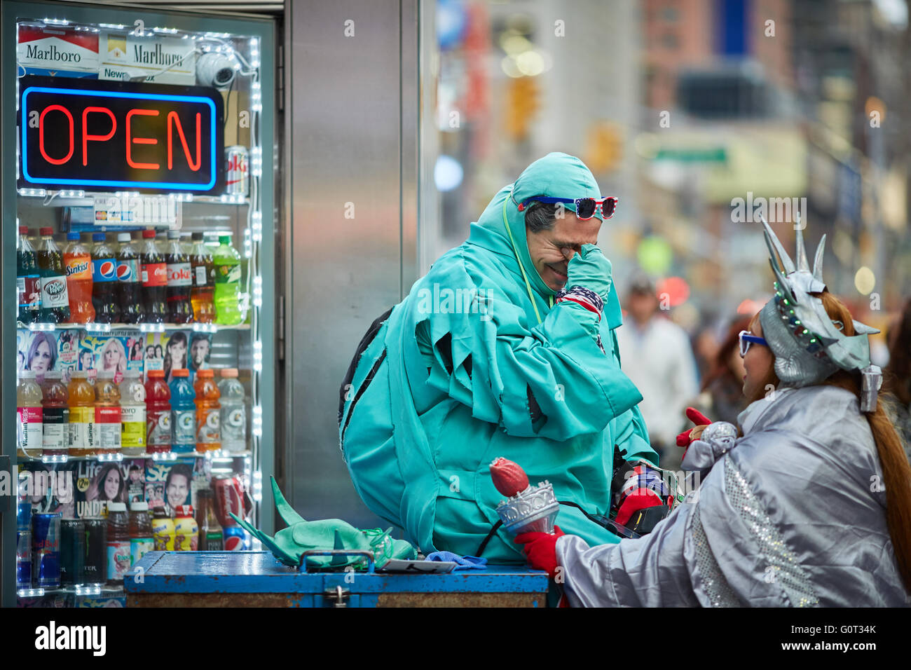 New York Times Square Broadway Bettler betteln für Geld Obdachlose brauchen verzweifelt armen Tipp Kipp-Handout posiert in Kostüm Stockfoto