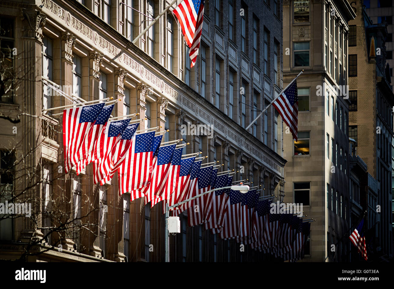 New York viele viele große Menge Zeilen Fahnen Stars stripes hängenden äußeren des Gebäudes unter der Flagge der Vereinigten Staaten von Amerika Stockfoto