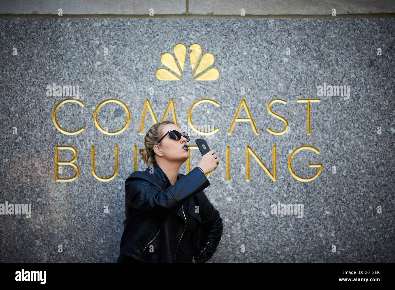New York das Detail der Eingang zum 30 Rockefeller Plaza Rockefeller Center Hauptperson unter Selfie an Comcast Gebäude si Stockfoto
