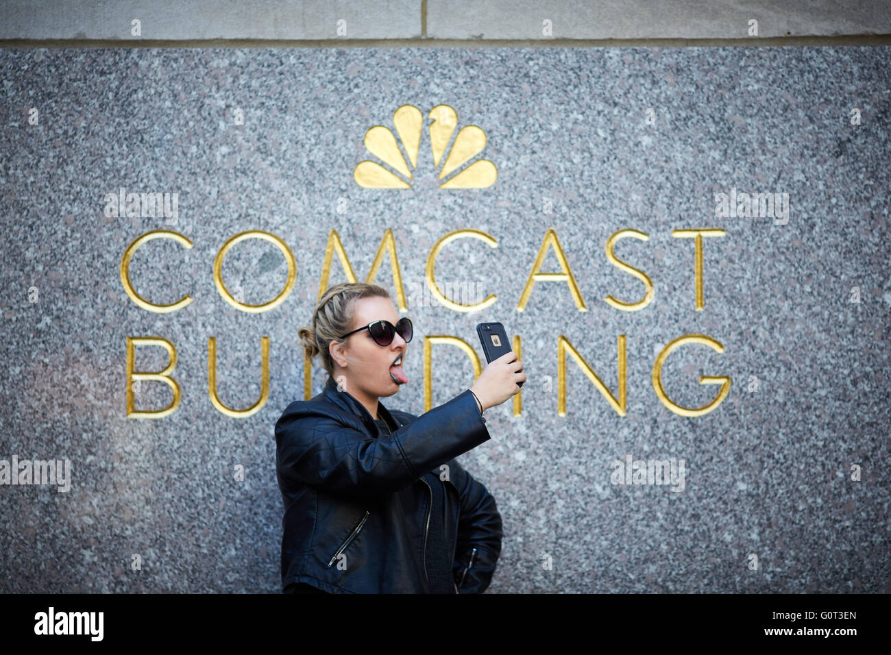 New York das Detail der Eingang zum 30 Rockefeller Plaza Rockefeller Center Hauptperson unter Selfie an Comcast Gebäude si Stockfoto