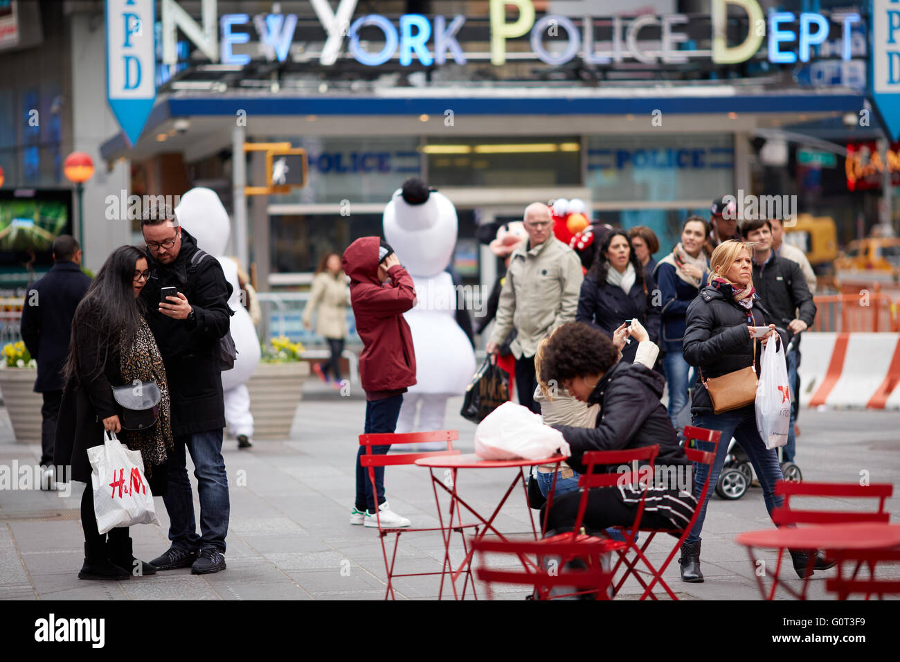 New York Times Square bewaffnete Polizei Polizist Pcso p.c.s.o. Constable PC Bobby schlagen Verbrechen strafrechtlich Detective Inspector in Stockfoto