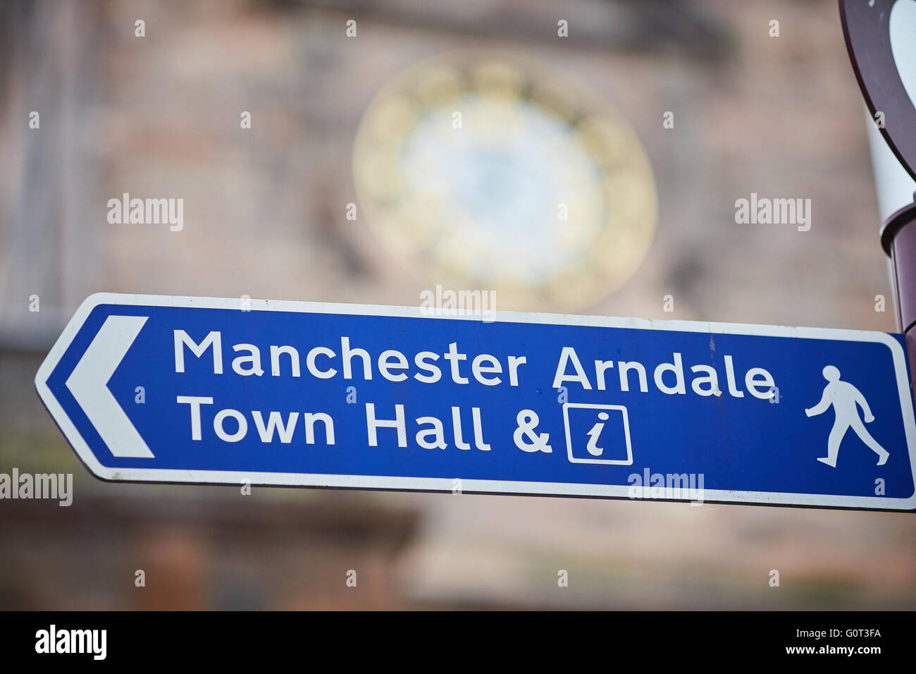 Manchester ARNDALE Rathaus blaue Fußgänger Zeichen Ziel zeigt ST ANNS SQUARE Kirche Uhr Informationen Stockfoto