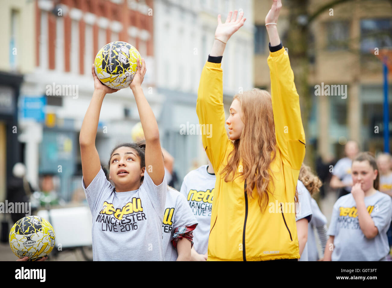 Korbball Manchester Live im Stadtzentrum von Manchester.   Helen Housby Masterclass in St Ann's Square Sport Sport gesund Gesundheit Stockfoto