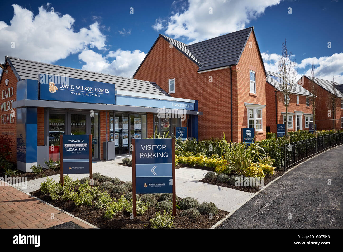 David Wilson Häuser Neubau in Runcorn bei Lea anzeigen Sandymoor House Heimatort Lebensumfeld Gebäude Straßenmotorrad de Stockfoto