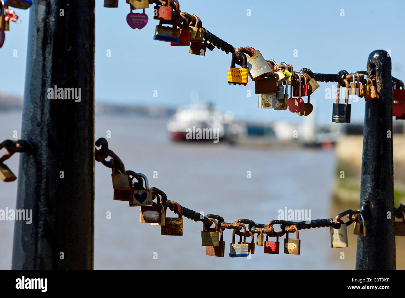 Liverpool Albert docks Vorhängeschlösser auf Geländer Vorhängeschlösser links durch romantisches Paar Hunderte von Sentimentales und Touristen Liebe sperren Stockfoto