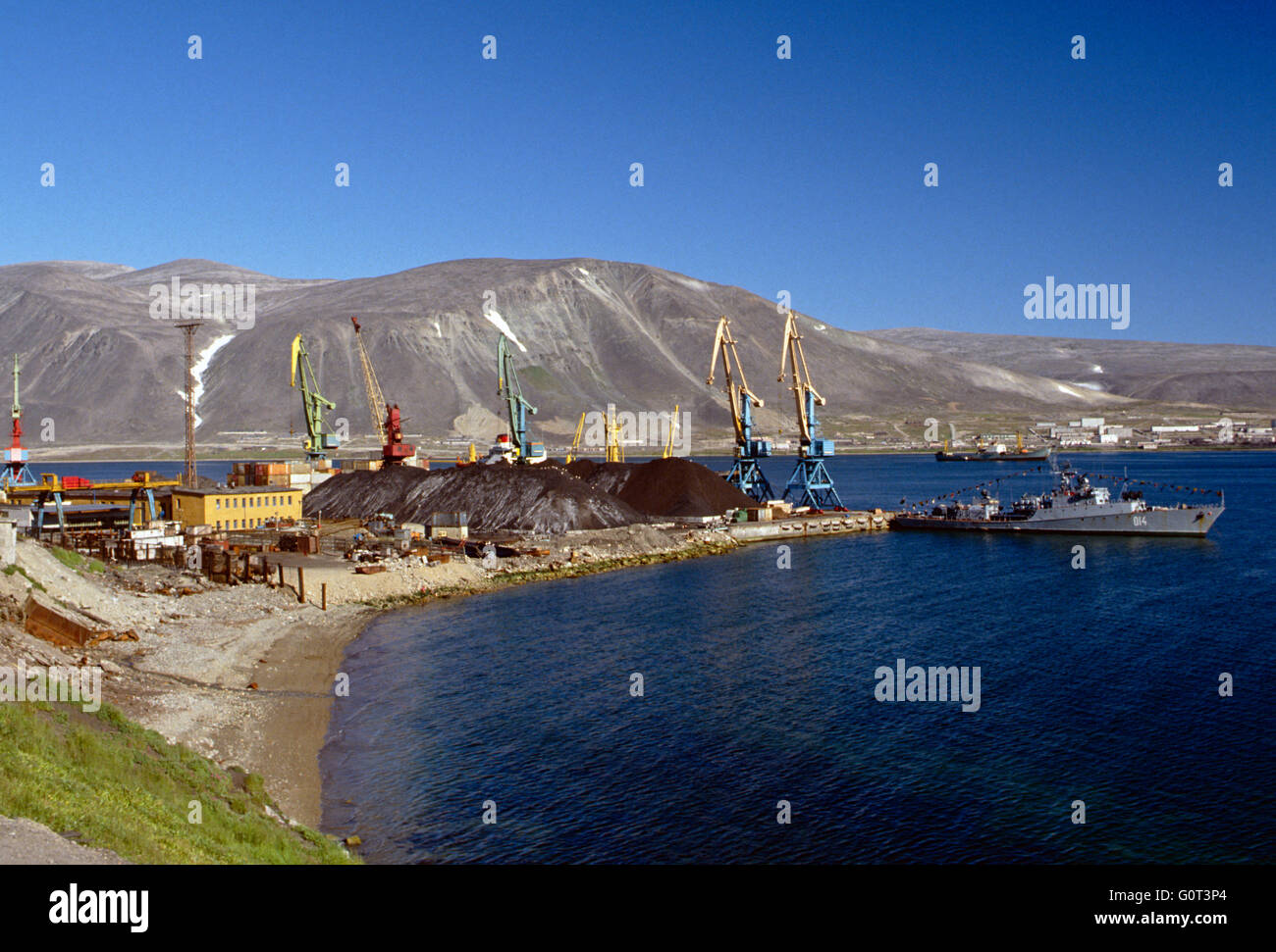 Ansicht der Provideniya Stadt Hafen & Kohle Depot; Magadan Region; Sibirien; Russischen Föderation; ehemaligen Sowjetunion UdSSR Stockfoto