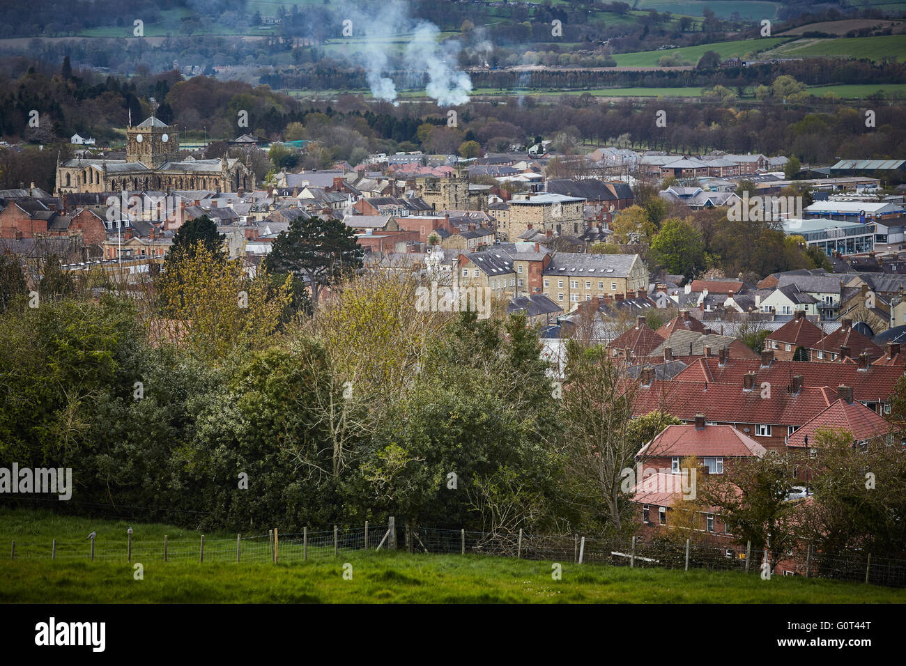 Hexham Marktstadt Zivilgemeinde Northumberland Blick von oben nach unten in das Dorf und das Tal zeigt die Abtei Stockfoto