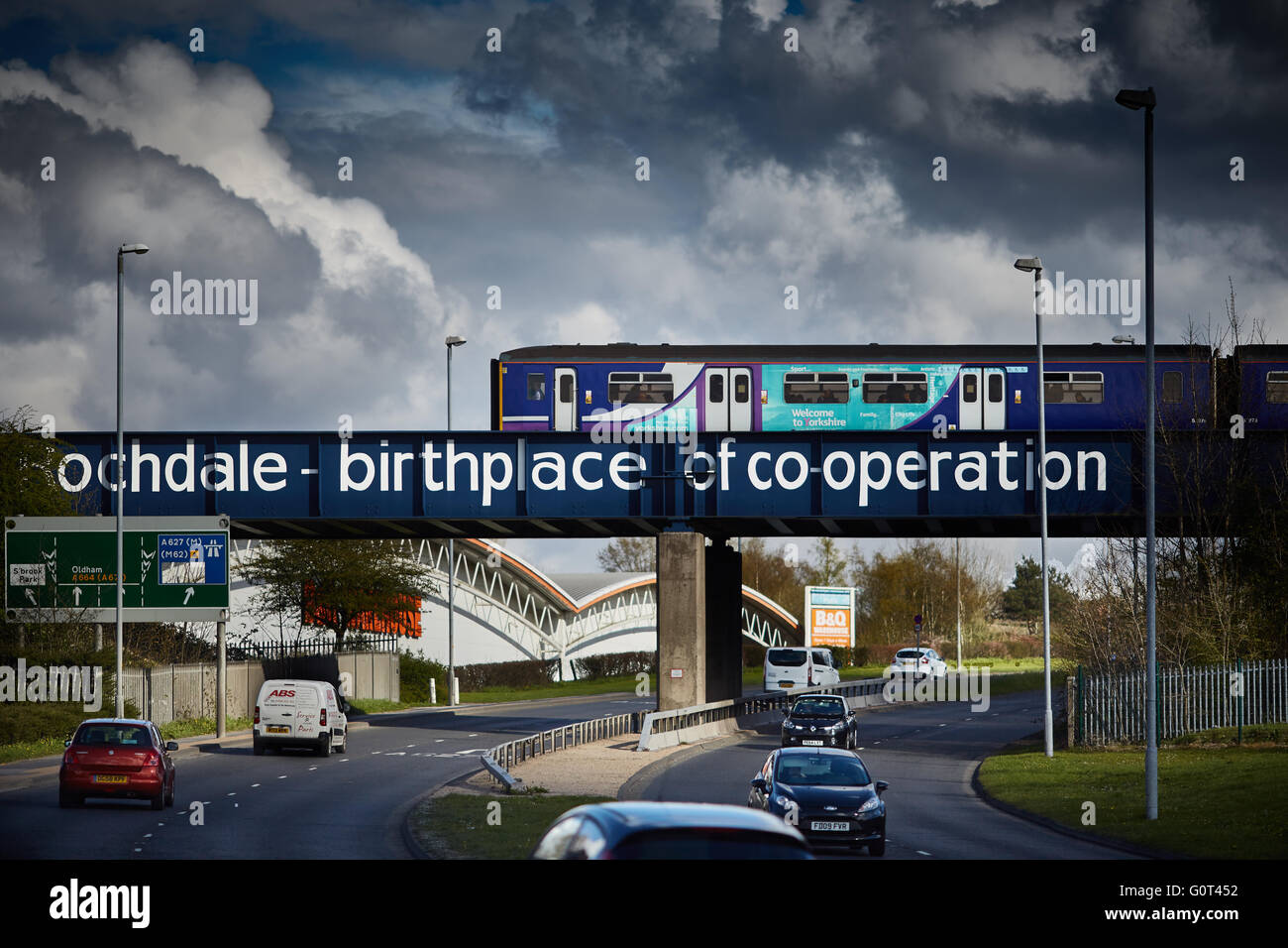 A664 Edinburgh Weg Stadtrand von Rochdale Lancashire, Pass unter blauen Eisenbahnbrücke. Das Schild begrüßt Sie in Rochdale "Birt Stockfoto