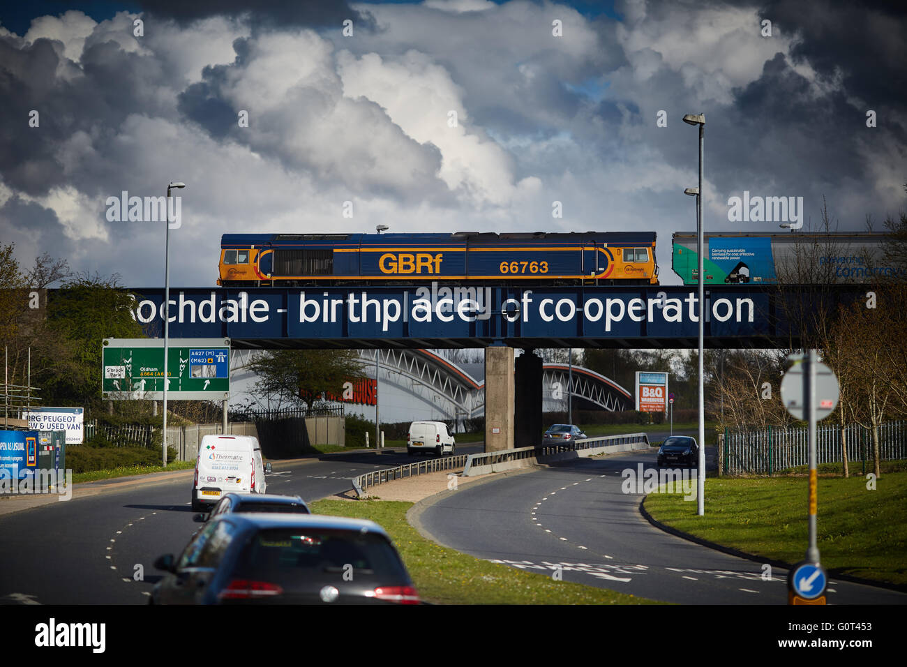 A664 Edinburgh Weg Stadtrand von Rochdale Lancashire, Pass unter blauen Eisenbahnbrücke. Das Schild begrüßt Sie in Rochdale "Birt Stockfoto