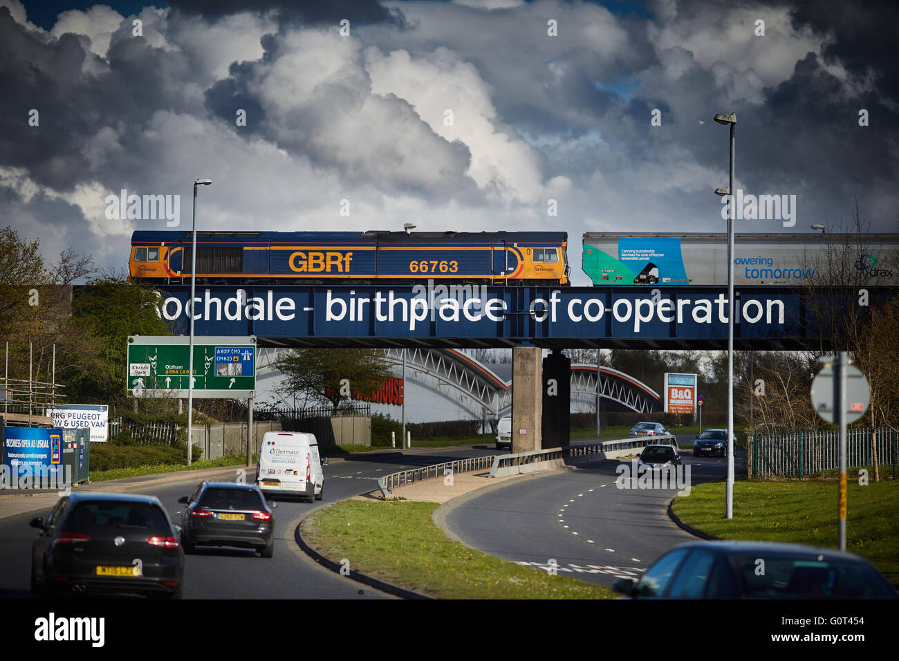 A664 Edinburgh Weg Stadtrand von Rochdale Lancashire, Pass unter blauen Eisenbahnbrücke. Das Schild begrüßt Sie in Rochdale "Birt Stockfoto
