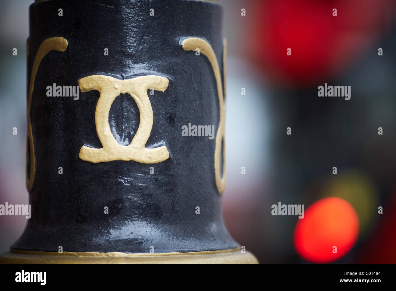 Logo auf Laternenpfahl in Stadt von Westminster Qualität deluxe-Luxus noblen gut Hallo-Klasse reichen Schnitt über Geld Ende Metall ikonischen Stil H Stockfoto