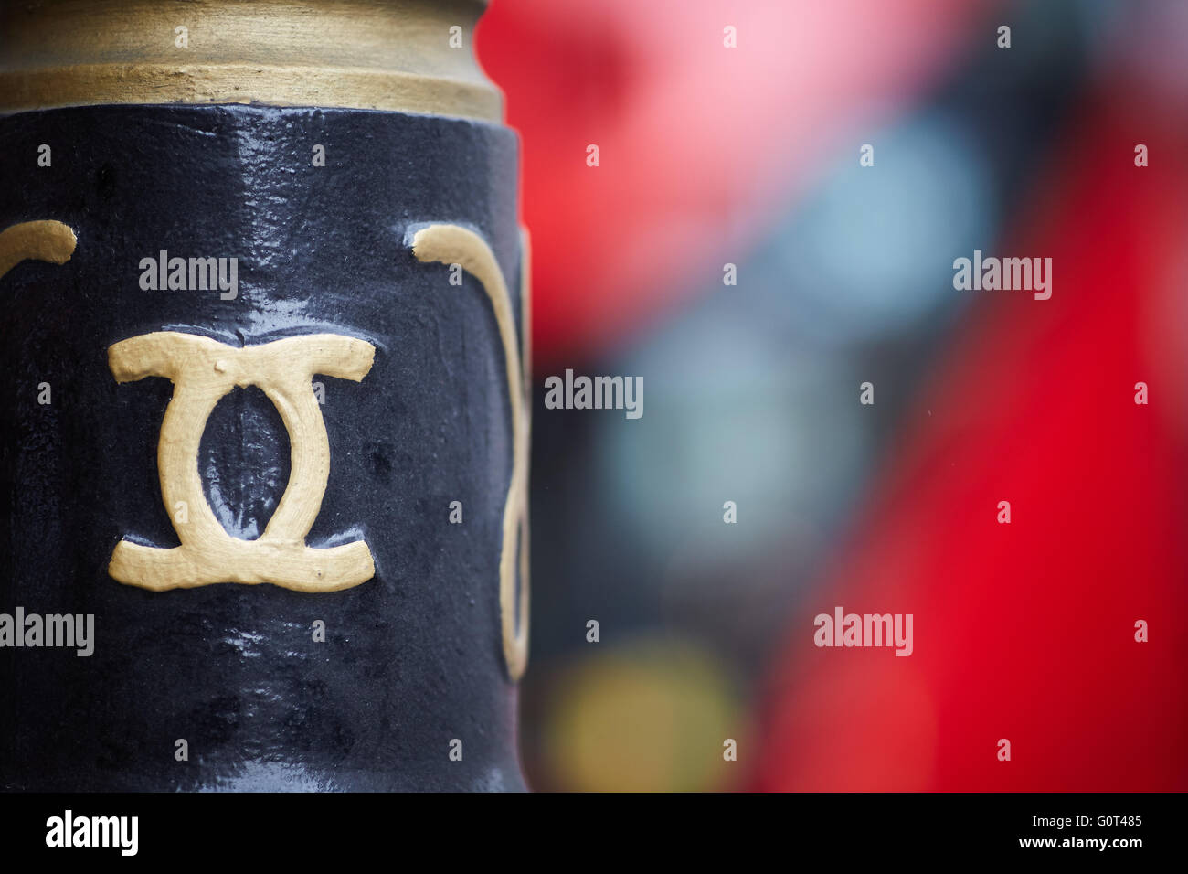 Logo auf Laternenpfahl in Stadt von Westminster Qualität deluxe-Luxus noblen gut Hallo-Klasse reichen Schnitt über Geld Ende Metall ikonischen Stil H Stockfoto