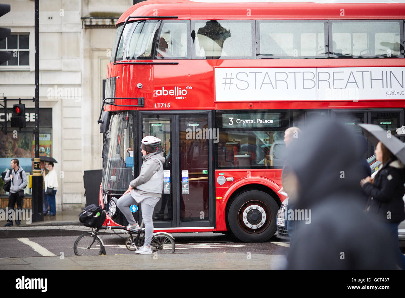 London-Bus die neue Routemaster, bezog sich ursprünglich auf, als der neue Bus für London und umgangssprachlich auch als Borisbus oder Borismast Stockfoto