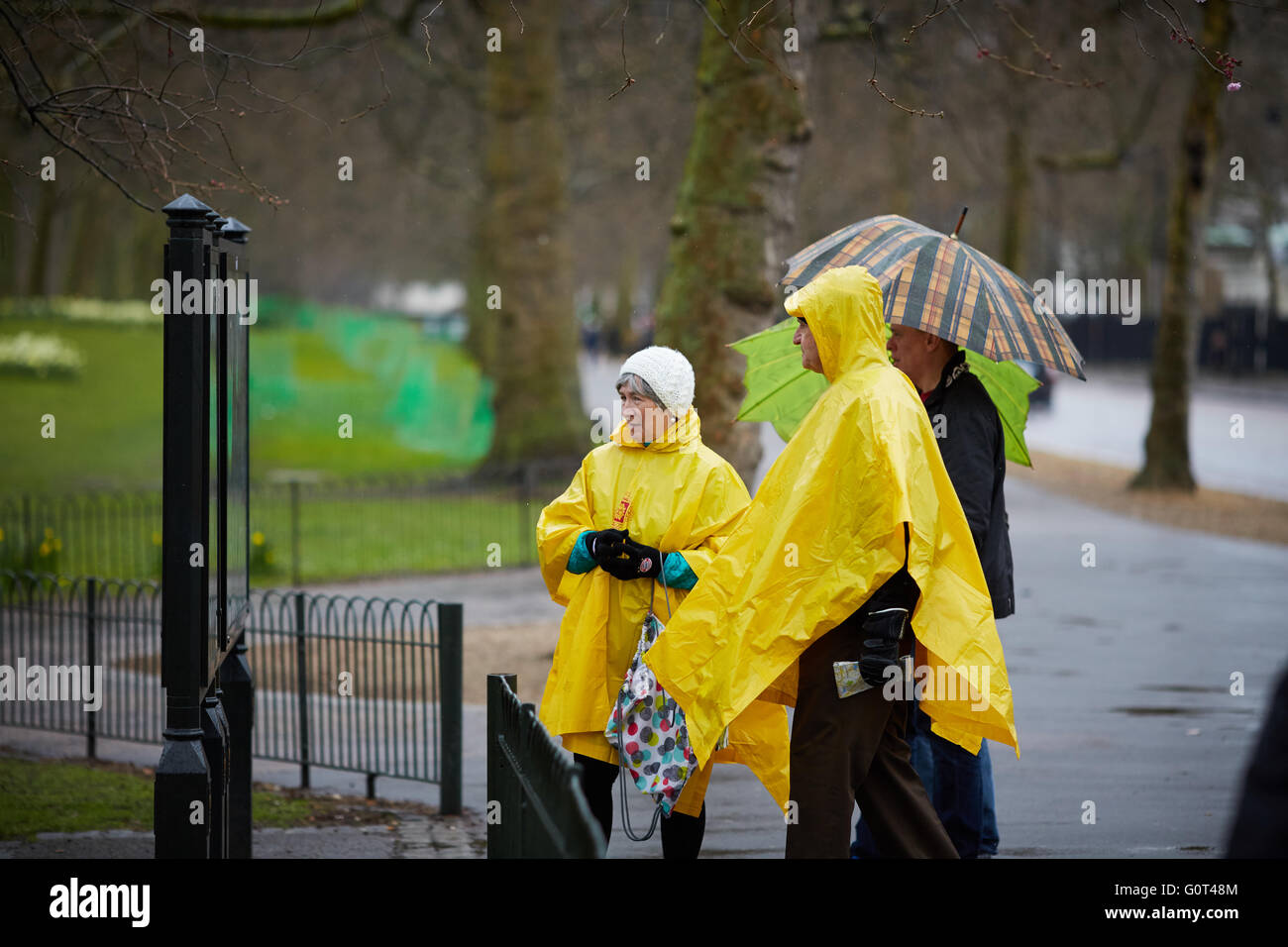 Touristen essen gelb Einweg Regen Mäntel Blätter Ponchos Regen nassen Wetter Kunststoff Regen Mantel Abdeckung bleiben trocken Stockfoto