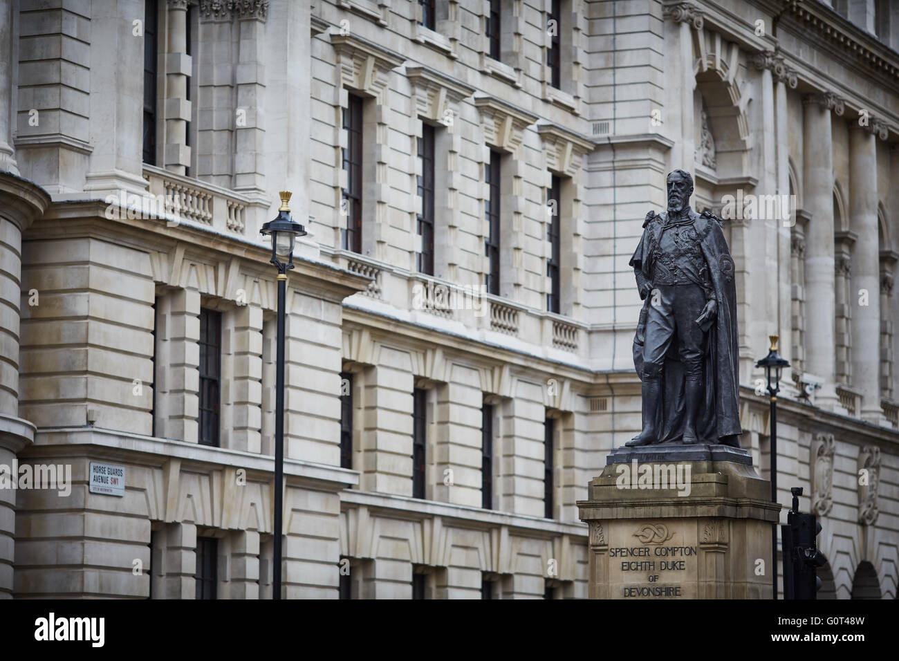 Die Statue des Herzogs von Devonshire, Whitehall ist einer denkmalgeschützten Outdoor-Bronze-Skulptur des Führers der drei britischen pol Stockfoto