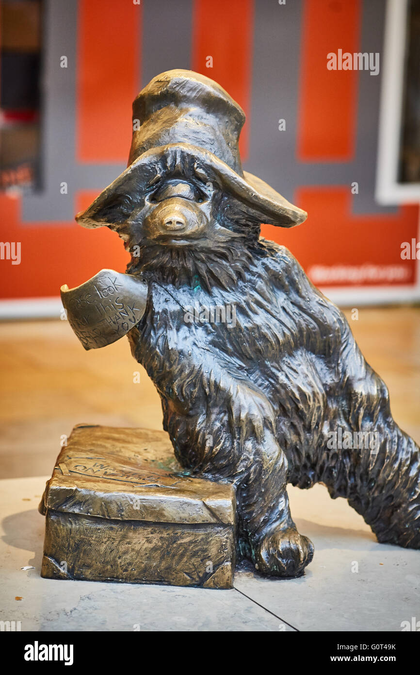 London Paddington Bahnhof Bahnhof Paddington Bronze Statue entworfen durch die Skulptur Marcus Cornish, wurde die Statue von enthüllt. Stockfoto