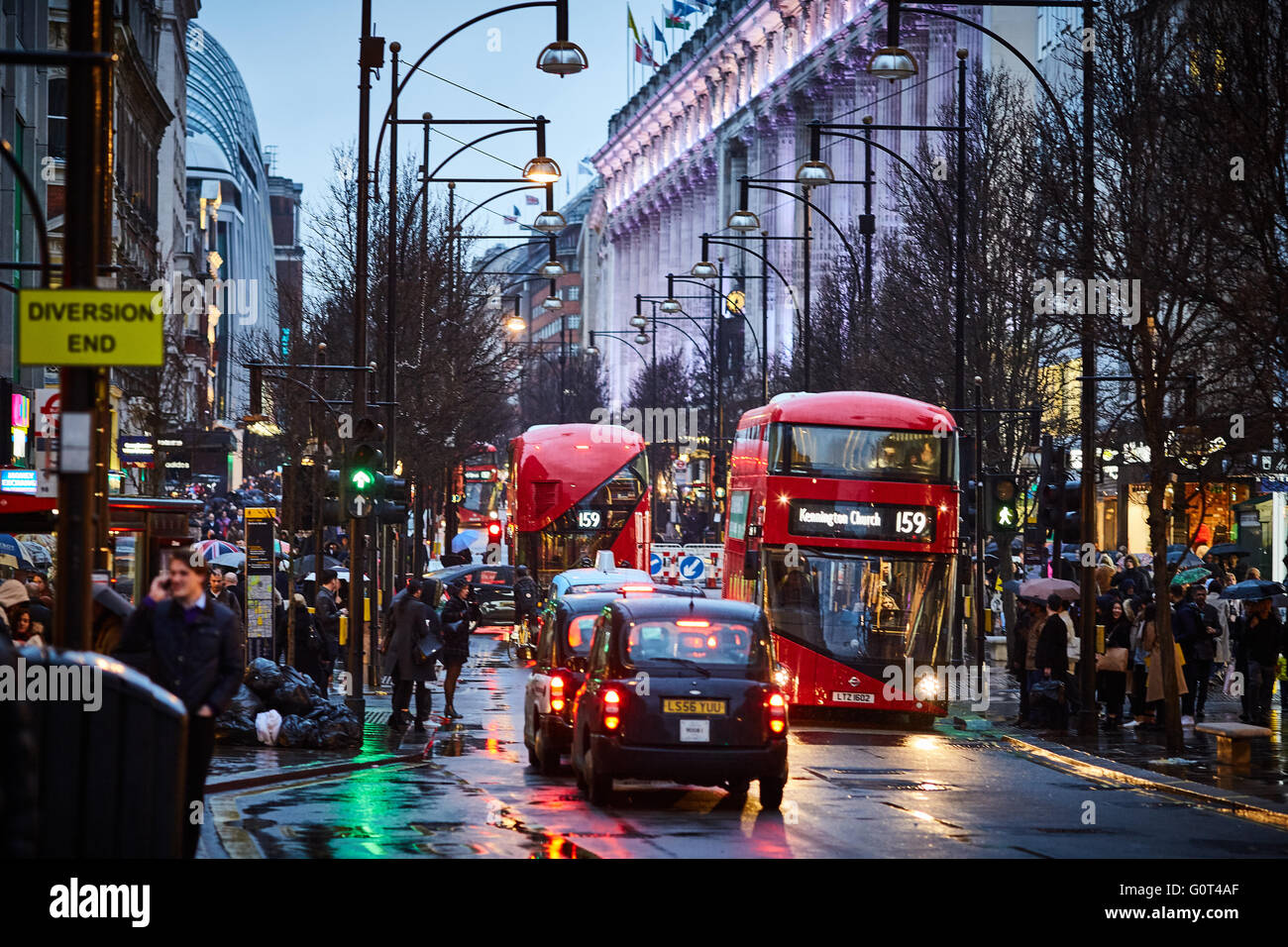 Oxford Street Transport Transporter Transport transportiert Reisen durch auf laufende Pendler Pendler Pendler unterwegs Stockfoto